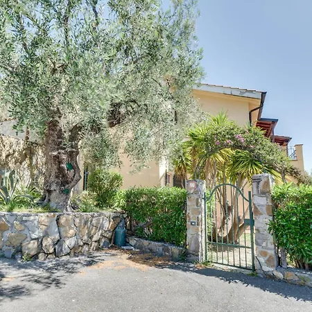 In Diano Calderina With Kitchenette Holiday home